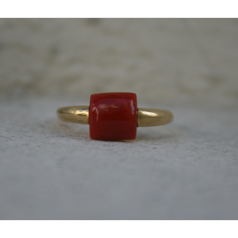 Bague or jaune et corail rouge Bague or jaune et corail rouge