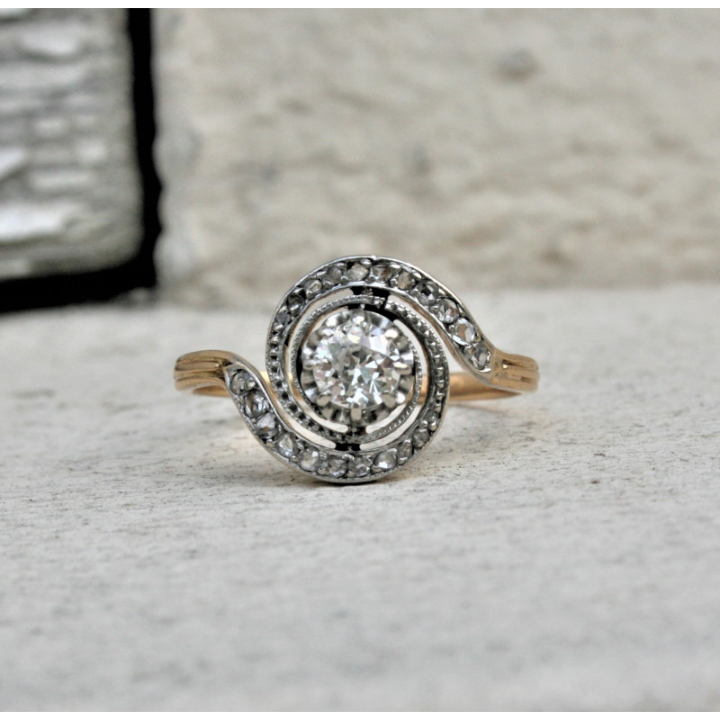 bague de fian ailles tourbillon en or 18 carats et diamants