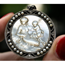 antique mother of pearl caméo pendant