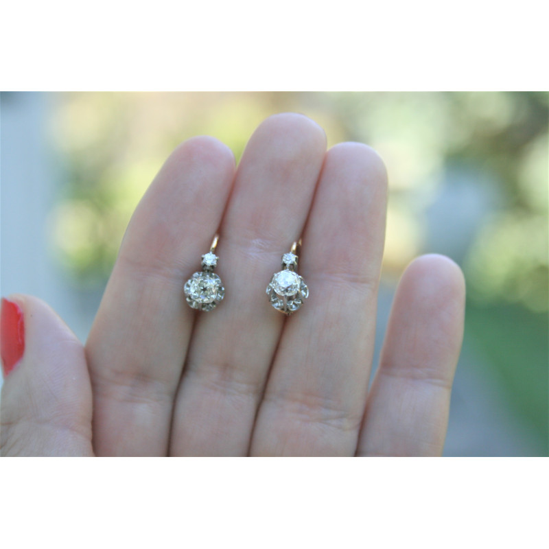 Paire de dormeuses anciennes en or blanc et diamants 2x1,00ct